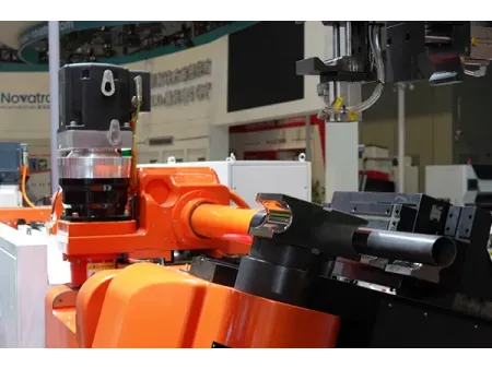 Macchine curvatubi CNC multiasse