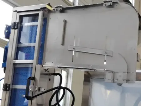 Elevatore e alimentatore automatico di tappi