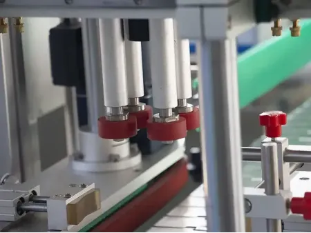 Tappatrice automatica a quattro ruote