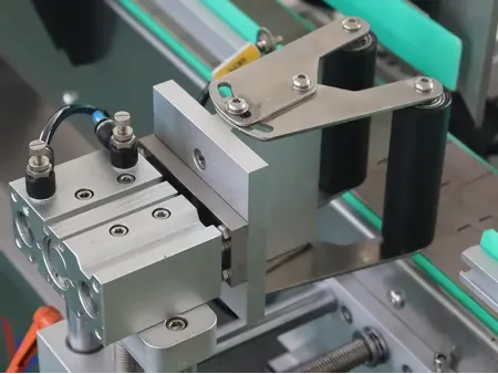Etichettatrice automatica con l'orientamento
