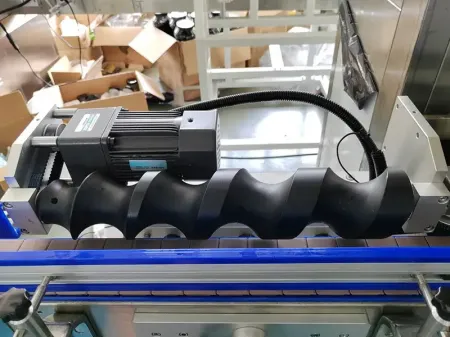 Etichettatrice automatica con manicotto termoretraibile