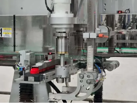 Tappatrice automatica con sistema di inseguimento